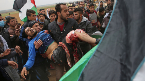 Un joven palestino es transportado en una camilla tras resultar herido durante una manifestación cerca de la frontera con Israel al este de Jabalia en la franja de Gaza que conmemora el Día de la Tierra.- Mohammed ABED / AFP