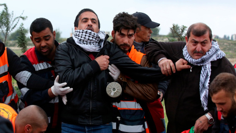 Un palestino herido es trasladado durante los enfrentamientos con soldados israelíes en la ciudad cisjordana de Ramala.- EFE/Alaa Badarneh