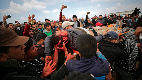 Varios palestinos trasladan a un compañero muerto durante los enfrentamientos con soldados israelíes en el este de Beit Hanun, norte de la Franja de Gaza.- EFE / EPA