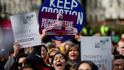 Manifestantes por el derecho al aborto en una protesta frente a la Corte Suprema de Estados Unidos en un caso en el que pedían restringir el uso de la píldora abortiva, el 26 de marzo de 2024. Manifestantes por el derecho al aborto en una protesta frente a la Corte Suprema de Estados Unidos en un caso en el que pedían restringir el uso de la píldora abortiva, el 26 de marzo de 2024.
