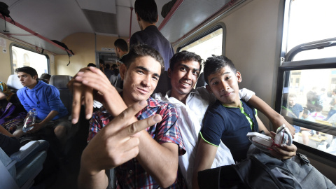 Inmigrantes permanecen en el interior de un tren en la estación Keleti de Budapest, Hungría, hoy, 3 de septiembre de 2015. Un tren abarrotado de refugiados partió hoy de Budapest hacia la ciudad de Sopron, en el noreste de Hungría, junto a 