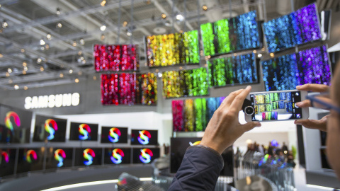 Un hombre hace una foto a las pantallas curvadas de Samsung en la feria de productos electrónicos de consumo en Berlín, Alemania, 3 de septiembre de 2015. REUTERS/Hannibal Hanschke