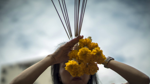 Una mujer reza en el santuario de Erawan, el sitio de la reciente explosión mortal, en el centro de Bangkok, Tailandia, 03 de septiembre de 2015. REUTERS / Athit Perawongmetha