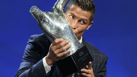 Cristiano Ronaldo besa el galardón a Mejor Jugador de Europa REUTERS/Eric Gaillard Cristiano Ronaldo besa el galardón a Mejor Jugador de Europa REUTERS/Eric Gaillard