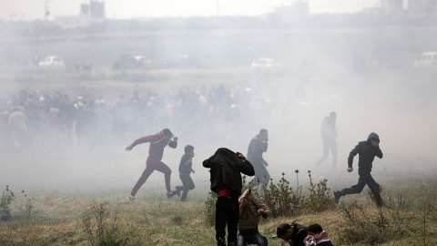 Varios palestinos huyen de gases lacrimógenos durante los enfrentamientos con soldados israelíes en el este de Beit Hanun, norte de la Franja de Gaza. EFE Varios palestinos huyen de gases lacrimógenos durante los enfrentamientos con soldados israelíes en el este de Beit Hanun, norte de la Franja de Gaza. EFE