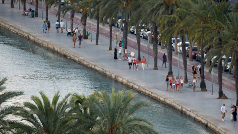Turistas paseando por el paseo marítimo de Palma de Mallorca.  REUTERS/Paul Hanna