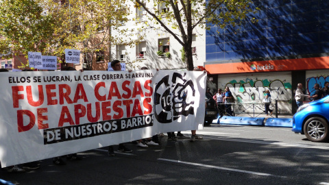 06/10/2019 - Pancarta de cabecera de la manifestación contra las casas de apuestas en Madrid que recorrió la calle de Bravo Murillo. / MARÍA DUARTE 06/10/2019 - Pancarta de cabecera de la manifestación contra las casas de apuestas en Madrid que recorrió la calle de Bravo Murillo. / MARÍA DUARTE