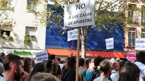 06/10/2019 - Pancartas de "Stop casas de apuestas" en frente de uno de estos locales durante la manifestación en Bravo Murillo. / MARÍA DUARTE 06/10/2019 - Pancartas de "Stop casas de apuestas" en frente de uno de estos locales durante la manifestación en Bravo Murillo. / MARÍA DUARTE