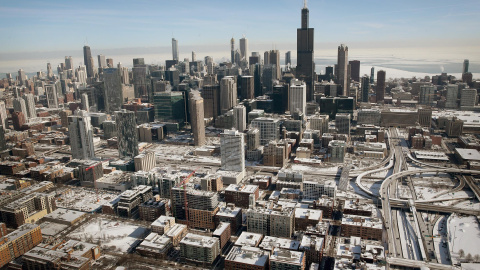 La nieve y el hielo cubren los techos de las casas y edificios ante el descenso de temperaturas a mínimos de -30 grados en Chicago | AFP/Scott Olson