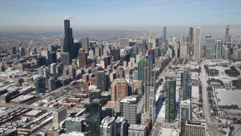 La nieve y el hielo cubren los techos de las casas y edificios ante el descenso de temperaturas a mínimos de -30 grados en Chicago | AFP/Scott Olson