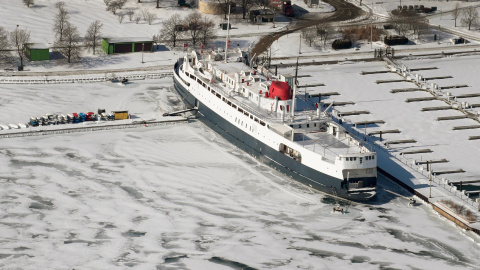 El hielo rodea un barco a lo largo de la orilla del lago Michigan, cerca del centro de la ciudad, ante la bajada de temperaturas a mínimas de -30 grados | AFP/Scott Olson