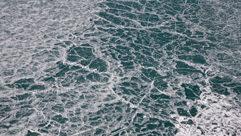 El hielo se acumula a lo largo de la orilla del lago Michigan en Chicago, ante la bajada de temperaturas a mínimas de -30 grados | AFP/Scott Olson