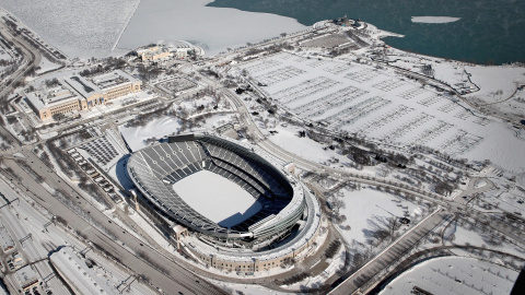 La nieve y el hielo cubren el estadio Soldier Field en Chicago (Illinois), el 31 de enero de 2019 | AFP/Scott Olson