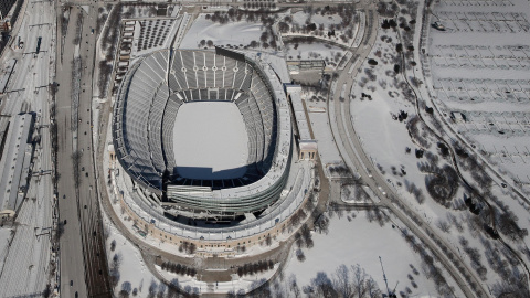 La nieve y el hielo cubren el estadio Soldier Field en Chicago (Illinois), el 31 de enero de 2019 | AFP/Scott Olson