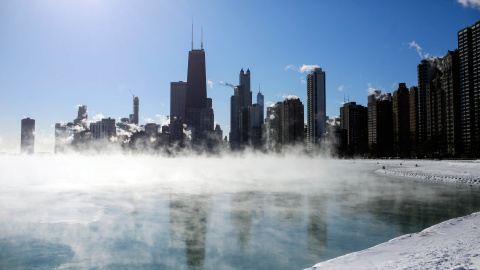 El vapor se cierne sobre el lago Michigan cuando las temperaturas bajaron a -30 grados el 30 de enero de 2019 en Chicago, Illinois | AFP/Joshua Lott