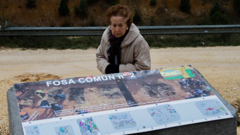 Una familiar de represaliados durante la Guerra Civil visita la fosa común de La Pedreja, en Burgos.- OSCAR RODRÍGUEZ/ARANZADI Una familiar de represaliados durante la Guerra Civil visita la fosa común de La Pedreja, en Burgos.- OSCAR RODRÍGUEZ/ARANZADI