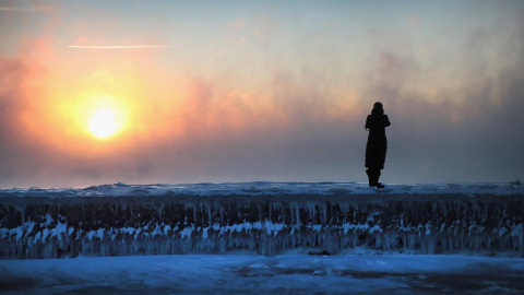 Los fotógrafos captan la salida del sol a pesar de que las temperaturas rondan los -30 en Chicago, Illinois | AFP/Scott Olson