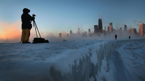 Los fotógrafos captan la salida del sol a pesar de que las temperaturas rondan los -30 en Chicago, Illinois | AFP/Scott Olson
