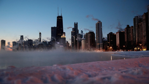 El sol se levanta a lo largo de la orilla del lago mientras las temperaturas rondan los -30 en Chicago, Illinois | AFP/Scott Olson