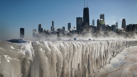 El hielo cubre la costa del Lago Michigan el 30 de enero de 2019 en Chicago, Illinois | AFP/Scott Olson