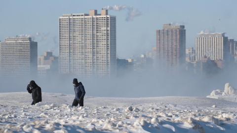 La gente camina por la playa de North Avenue en Chicago, Illinois, el 30 de enero de 2019 | AFP/Scott Olson