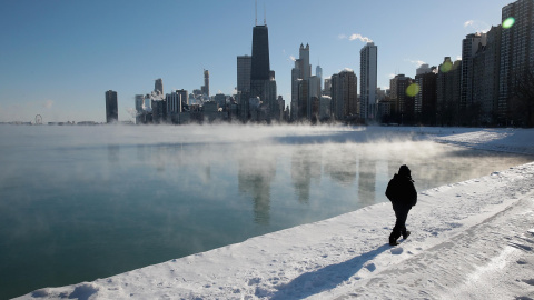 Un hombre pasea por la orilla del lago Michigan en Chicago, Illinois, el 30 de enero de 2019 | AFP/Scott Olson
