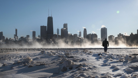 Un visitante toma una foto del horizonte de Chicago a lo largo de la orilla del lago Michigan | AFP/Scott Olson