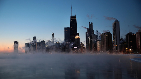 El sol se levanta a lo largo de la orilla del lago mientras las temperaturas rondan los -30 en Chicago, Illinois | AFP/Scott Olson