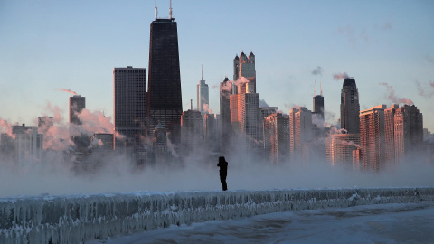 El sol se levanta a lo largo de la orilla del lago mientras las temperaturas rondan los -30 en Chicago, Illinois | AFP/Scott Olson