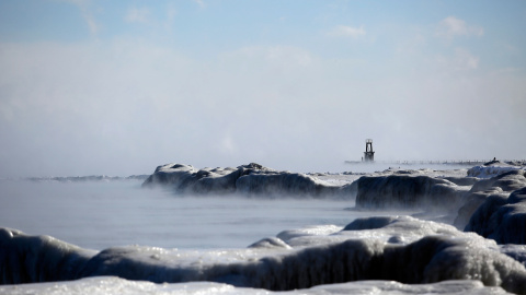 El hielo cubre la costa del lago Michigan ante la bajada de temperaturas a mínimas de -30 grados | AFP/Joshua Lott