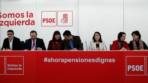Pedro Sánchez junto a otros miembros del PSOE./ EFE Pedro Sánchez junto a otros miembros del PSOE./ EFE