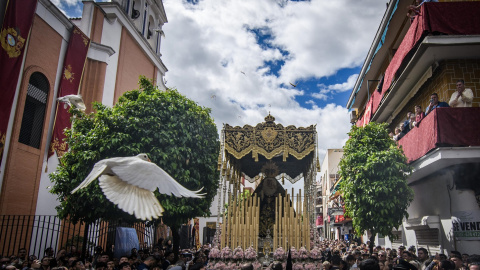 El paso de la Hermandad del Cerro a su salida de la Parroquia, este martes en Sevilla. RAÚL CARO / EFE El paso de la Hermandad del Cerro a su salida de la Parroquia, este martes en Sevilla. RAÚL CARO / EFE