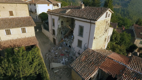 Daños a edificios provocados por el terremoto de Italia en la localidad de Accumuli.- REUTERS/Stefano De Nicolo