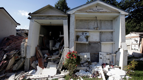 Un cementerio destrozado por el terremoto de Italia en San Angelo, cerca de Amatrice.- REUTERS/Max Rossi