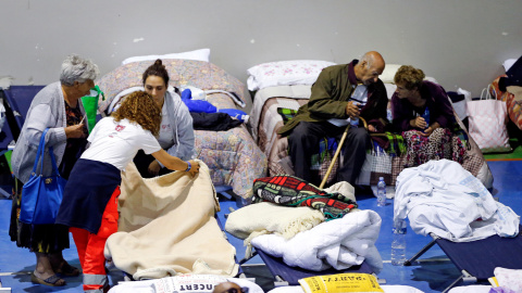 Varias personas que han perdido su hogar por el terremoto pasan la noche en un polideportivo, en Amatrice, Italia.- REUTERS/Ciro De Luca
