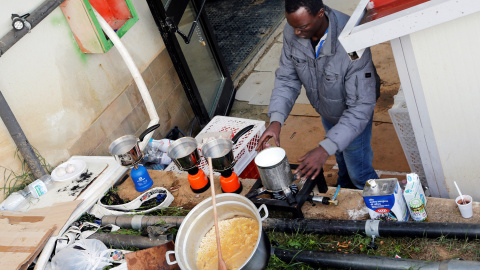 Un voluntario prepara comida para los afectados por el terremoto, en Amatrice REUTERS/Ciro De Luca