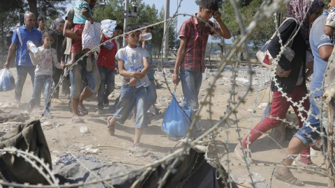Refugiados cruzan la frontera entre Macedonia y Grecia, cerca de la ciudad de Gevgelija. EFE