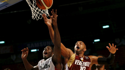 Anthony Bennett  de Canadá lucha por el balón con el venezolano José Vargas durante el partido de baloncesto en el Campeonato FIBA 2015, en el Palacio de Deportes de la Ciudad de México. REUTERS / Henry Romero