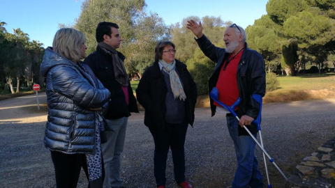 Cecilio Gordillo en una visita con familiares al campo de concentración de la Corchuela. Fuente CGT Andalucía Cecilio Gordillo en una visita con familiares al campo de concentración de la Corchuela. Fuente CGT Andalucía
