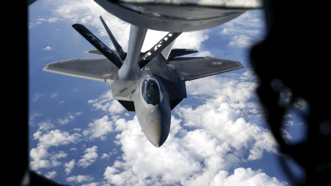 Un avión de combate del escuadrón de caza 95 de Tyndall, Florida, F- 22 Raptor está siendo reabastecido sobre el Mar Báltico en su camino hacia la base aérea de la OTAN de Aemari, Estonia 4 de septiembre de 2015. REUTERS / Wolfgang Rattay