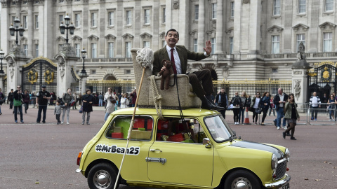 El comediante británico Rowan Atkinson, como 'Mr Bean', posa en un coche Mini delante del Buckingham Palace en el centro de Londres en un acto publicitario, 4 de septiembre de 2015. REUTERS / Toby Melville