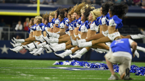 Las Vaqueritas, animadoras de Cowboys, se presentaron ayer durante su juego de pretemporada de la NFL en el AT&T de Arlington, Texas (EE.UU.). EFE/LARRY W. SMITH