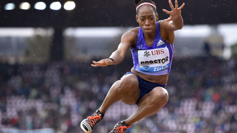 Shara Proctor de los EE.UU. compite en salto largo la Liga Diamante de Atletismo Weltklasse en Zurich ayer. AFP PHOTO / MICHAEL Buholzer