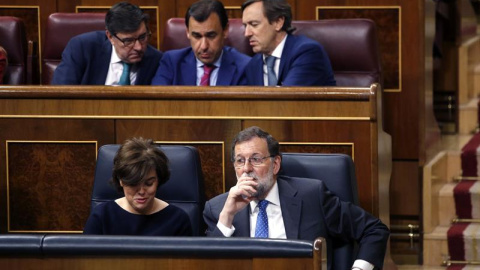 Saénz de Santamaría y Rajoy, durante el pleno. EFE/Javier Lizón Saénz de Santamaría y Rajoy, durante el pleno. EFE/Javier Lizón