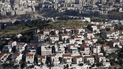 En primer plano una colonia de judíos junto a la ciudad de Jerusalén. - AFP En primer plano una colonia de judíos junto a la ciudad de Jerusalén. - AFP