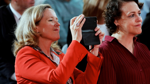 La ministra de Economía en Funciones, Nadia Calviño, realiza una fotografía durante la presentación del programa electoral del PSOE para las próximas elecciones del 10 de Noviembre. EFE/Chema Moya La ministra de Economía en Funciones, Nadia Calviño, realiza una fotografía durante la presentación del programa electoral del PSOE para las próximas elecciones del 10 de Noviembre. EFE/Chema Moya