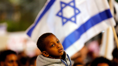 Un niño de origen africano participa en una manifestación en Tel Aviv contra el plan del gobierno para deportar a miles de migrantes y solicitantes de asilo africanos.- REUTERS Un niño de origen africano participa en una manifestación en Tel Aviv contra el plan del gobierno para deportar a miles de migrantes y solicitantes de asilo africanos.- REUTERS