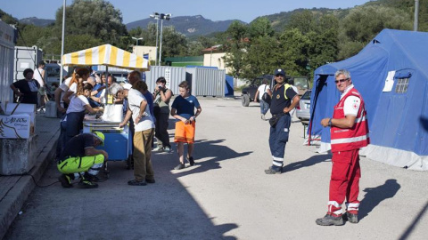 Un vendedor de helados en el campamento para damnificados que han establecido en Pescara del Tronto. EFE/EPA/MASSIMO PERCOSSI Un vendedor de helados en el campamento para damnificados que han establecido en Pescara del Tronto. EFE/EPA/MASSIMO PERCOSSI