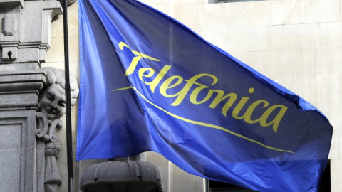 Una bandera con el logo de Telefónica, en su sede social, en la madrileña Gran Vía. AFP/Dominique Faget Una bandera con el logo de Telefónica, en su sede social, en la madrileña Gran Vía. AFP/Dominique Faget
