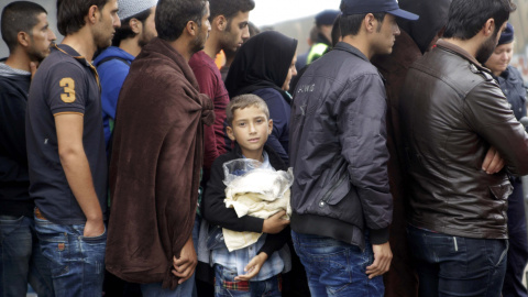 Inmigrantes hacen cola para subir a los trenes en la estación de ferrocarril en Nickelsdorf, Austria, 5 de septiembre de 2015.REUTERS / Srdjan Zivulovic